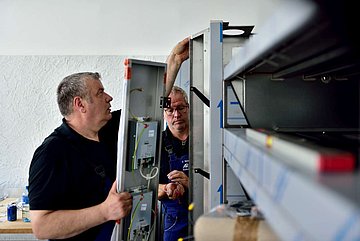 Reiff Servicetechniker bei einer INFRA Elektrobackofen Montage