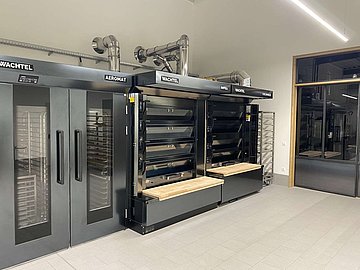 WACHTEL Backöfen und Kältetechnik in komplett schwarzen Edelstahl