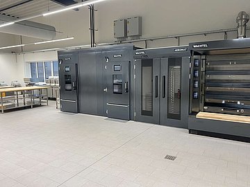 WACHTEL Backöfen und Kältetechnik in komplett schwarzen Edelstahl